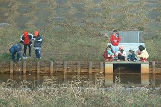 苫小牧川河川敷地で遊ぶ子供たち